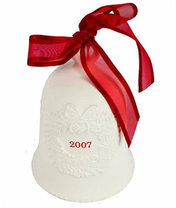 Hallmark Ornament Glocke 2007 Porzellan Weihnachten Feiertag datiert weiß Schleife Kranz - Bild 1 von 7