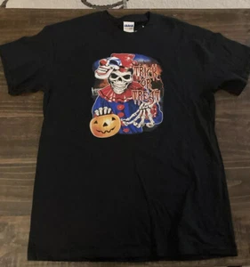 NWT Mens Gildan Heavy Cotton Halloween T-Shirt SZ M Scary Skulls Trick Or Treat - Picture 1 of 10
