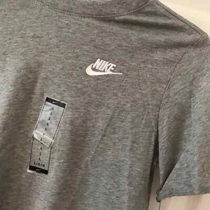 New Nike Sportswear Older Kids' T-Shirt dark grey heather AR5254-063 Size Large - Picture 1 of 4