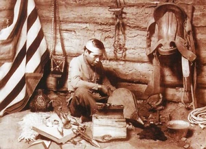POSTAL Platero Navajo Rodeado de Herramientas y Posesiones c1890 COMO NUEVA (reprobación) - Imagen 1 de 1