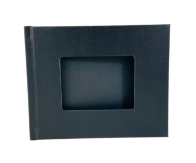 Libro de fotos de 6"x8" tapa dura lino negro con corte de ventana de 4"x3" Foto 1 de 4