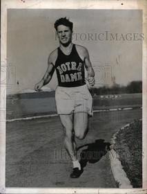 1943 Press Photo Ollie Hunter Notre Dame in 3 mile run at track meet - nes49316