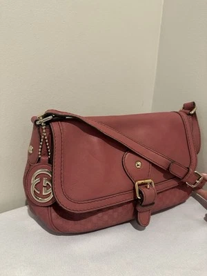 Bolso Bandolera Gucci Rosa Microguccissima Guccisima Imprente Sukey Solapa con Dije Foto 1 de 4