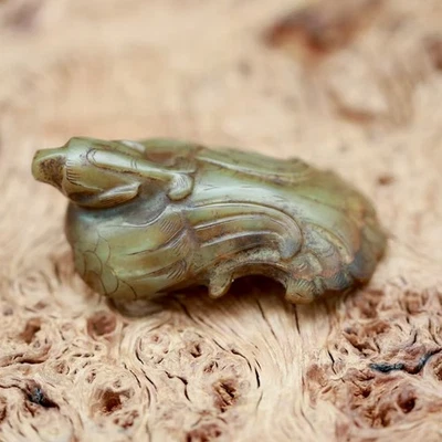 Estatuilla tallada de jade hetiano de la dinastía Han de una XuanFeng (Fénix mítico) Foto 1 de 4