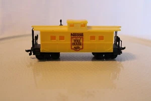 HO Scale Life-Like, Center Cupola Caboose, Nestle Toll House Cookies, Yellow - Picture 1 of 4