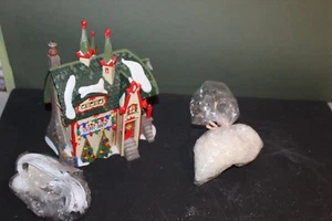 Dept 56 Heritage Village Collezione Polo Nord Serie Babbo Natale Light Shop #56397 - Foto 1 di 8