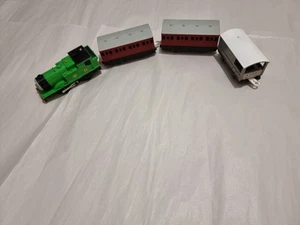 Thomas The Tank TOMY Trackmaster MOTORIZED OLIVER TRAIN PLUS 2 COACHES & TOAD - Picture 1 of 16