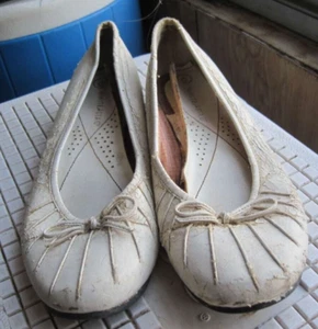 Scarpe basse ballerine bianche cervo 6 slip on danneggiate suola indossata segni tacco - Foto 1 di 9