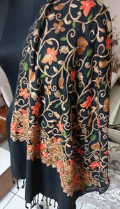 BUFANDA MUJER NEGRA CACHEMIRA CREWEL BORDADA ESTOLA FLORAL 100% LANA - Imagen 1 de 5