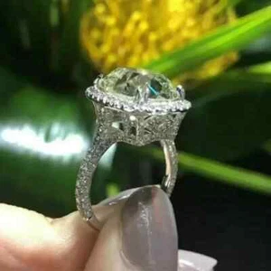 Alianza de compromiso con halo de moissanita corte cojín de 4,30 quilates enchapada en oro blanco de 14 quilates - Imagen 1 de 4