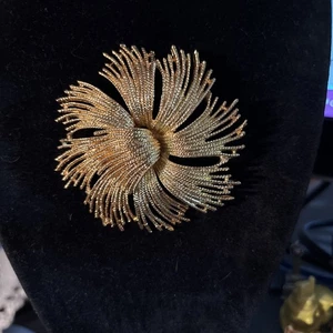 Vintage Monet Cordelia Brosche Anstecknadel goldfarben Starburst Blume floral 2,75" signiert - Bild 1 von 4
