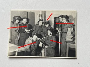Foto, hübsche Frauen in Luftschutz Uniform, Gladiator Helme, TOP - Bild 1 von 2