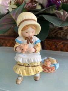 Holly Hobbie Mädchen mit Kätzchen und Korb "Kindness" Miniatur Figur 1980 - Bild 1 von 6