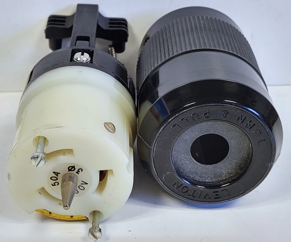 Enchufe hembra Leviton CS81-64C 480 V 50 A de giro y tracción trifásica Foto 1 de 3