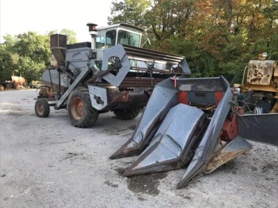 Combinación Gleaner Modelo E con Cabeza de Frijol y Cabeza de Maíz de 2 Filas Foto 1 de 4