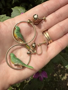 Pendientes colgantes vintage de aro botánico de loros verdes oscilantes de la década de 1940 atornillados  - Imagen 1 de 12