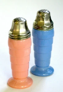 HAZEL ATLAS blue pink S&P enamel MODERNTONE glass SHAKERS w orig. tops U.S.A. - Picture 1 of 8
