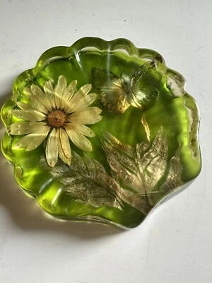 Jabonera de colección MCM Lucite con forma de cáscara de resina flores prensadas verde mariposa Foto 1 de 4