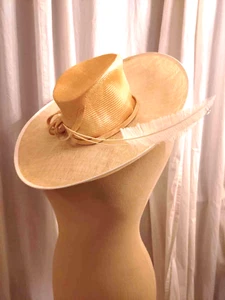Whiteley Ascot Sommer Hut Anlasshut Feder Fascinator Art Deco Creme 55 cm NEU - Bild 1 von 13