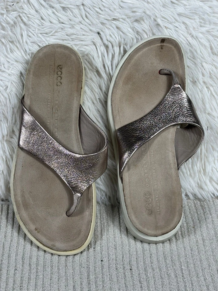Sandalias Ecco sin cordones cómodas para mujer talla 4 tanga corchosfera puntera plateada  Foto 1 de 4