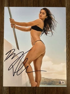 "Rayna Vallandingham" sexy signiertes 11x14 Foto Cobra Kai Schauspielerin "Zara" Beckett - Bild 1 von 2