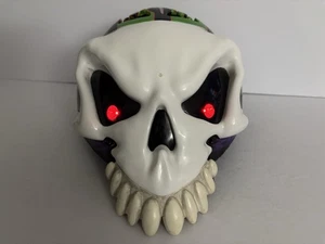 Casco de bicicleta Monster Jam para niños excavadora de tumbas con ojos iluminados - Imagen 1 de 12