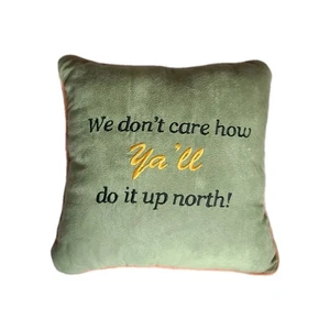Almohada bordada decorativa 10x10 "We Dont Care How Ya'll Do It Up North" usada en excelente estado - Imagen 1 de 8