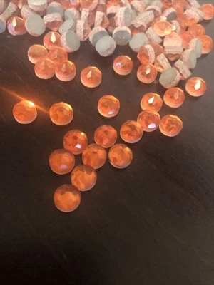 Cabinas de vidrio naranja facetadas con respaldo plano vintage de 7 mm piedras Alemania 30 piezas Foto 1 de 4