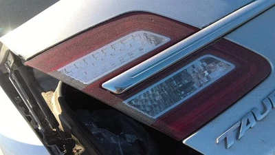 Luz trasera para conductor Ford Taurus 2013-2019 sin equipamiento policial montada en tapa Foto 1 de 4