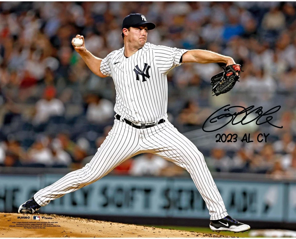 Foto de lanzamiento de camiseta blanca firmada por Gerrit Cole Yankees 16x20 con AL Cy Young Insc Foto 1 de 1