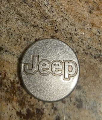 Tapa central de rueda gris claro Jeep Cherokee XJ Wrangler 97-01  Foto 1 de 2