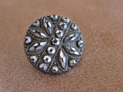Antiguo botón de brillo plateado de encaje de vidrio negro victoriano del siglo XIX corte de acero sintético Foto 1 de 4