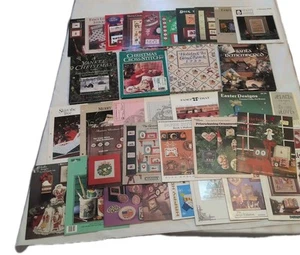 Lotto 35 Libretti Vintage Punto Croce Design Modelli Libri Natale - Foto 1 di 14
