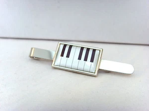 PIANO KEYS PIANIST MUSIC MUSICIAN KEYBOARD TIE SLIDE GRIP BAR PIN BADGE TACK - Picture 1 of 1