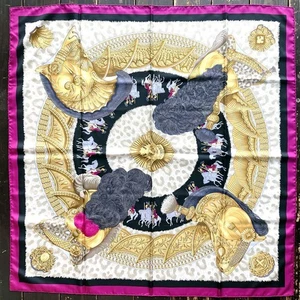 Bufanda de seda púrpura Hermes Carre 90 diseño de cascos y plumas - Imagen 1 de 11