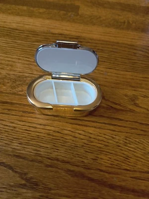 Pastillero Italiana vintage tono dorado con comparación dividida (3) Foto 1 de 4