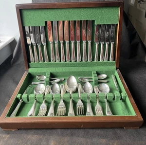 Canteen of Cutlery, 8 setting, silver plate by United Cutlers of Sheffield. - Picture 1 of 4