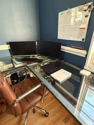 Escritorio Pilsen Crate & Barrel en gris oscuro con tapa de vidrio Foto 1 de 4