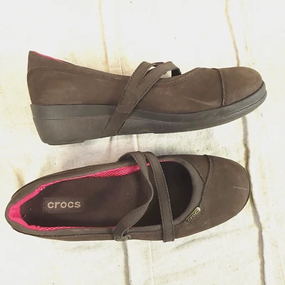 Zapatos sin cordones Crocs Patricia marrón gamuza cuero Mary Jane cuña para mujer 8,5 Foto 1 de 4