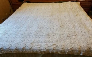 VTG GEORGEOUS BRIGHT WHITE HAND CROCHETED BEDSPREAD W/ MATCHING PILLOW COVERS - Picture 1 of 10