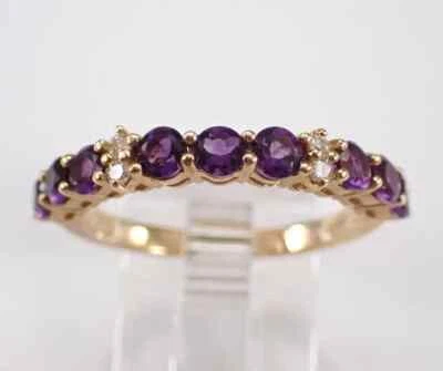 Alianza de boda de eternidad apilable de amatista de corte redondo de 1,50 quilates chapada en oro amarillo de 14 quilates Foto 1 de 4
