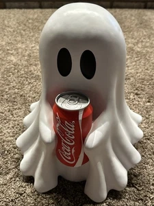Figura fantasma de Halloween de Coca-Cola sosteniendo una lata de Coca-Cola nueva - Imagen 1 de 15