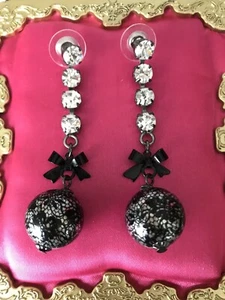 Orecchini Cristalli di Perla Vintage Vicki Vittoriani Pizzo Nero Stampati Betsey Johnson - Foto 1 di 4
