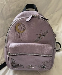 Bolso Mochila Charlie Mini Cuero Lavanda COACH con Animación Chelsea - Imagen 1 de 12