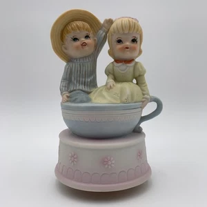 Vintage Spieluhr Junge Mädchen sitzend in Teetasse pastell blau rosa gelb Kinder - Bild 1 von 11