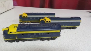 3) 1-MANTUA 1-KATO SANTA FE 1-#4015 4-0-4 LOCOMOTORA MOTOR AZUL/AMARILLO ESCALA HO - Imagen 1 de 18