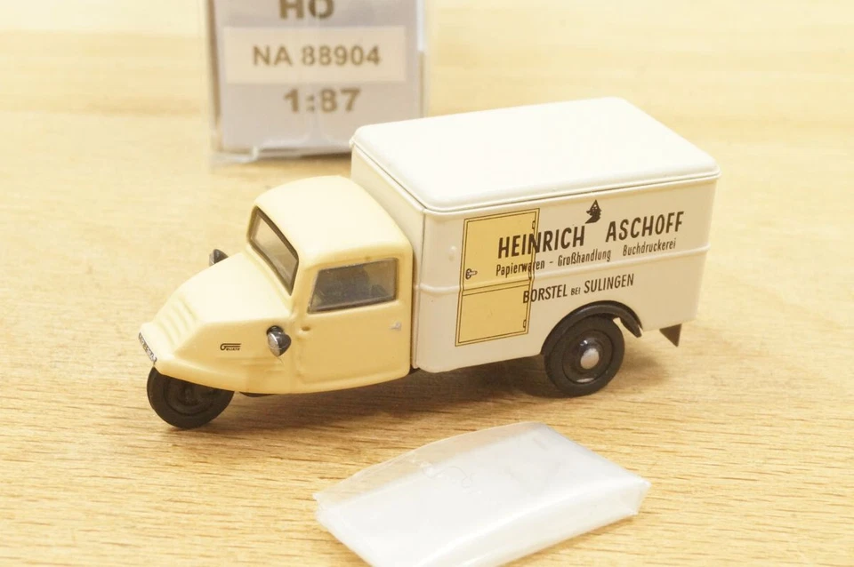 HO 1:87 NPE NA 88904 Triciclo Goliath GD 750 Furgone "Heinrich Aschoff" Beige - Immagine 1 di 4