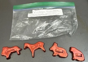 Vintage Lot 4 Miniatur Puppen Set rot kupferfarben Aluminium Ausstechformen Tiere - Bild 1 von 13