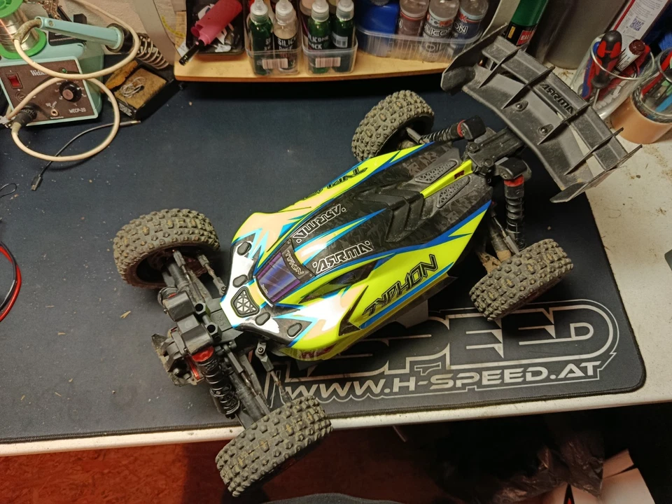 Arrma ARA4306V4T2 1:8 TYPHON 223S BLX Brushless 4X4 Buggy RTR mit DSC Gelb - Bild 1 von 4