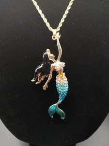 18" Gold Toned Rope Necklace 4" moveable Mermaid Pendant Enamel & Rhinestone - Bild 1 von 10